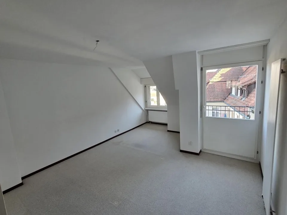Grosszügige Wohnung im Kreis 2, befristet bis 31.03.2028