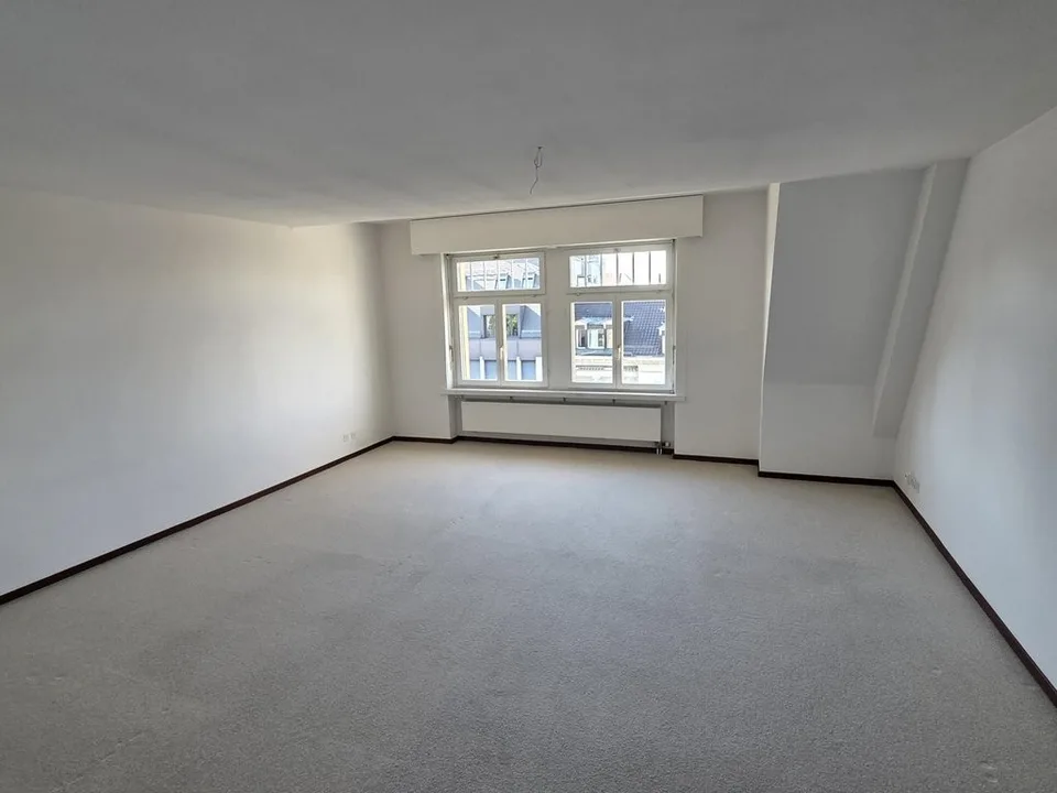 Grosszügige Wohnung im Kreis 2, befristet bis 31.03.2028