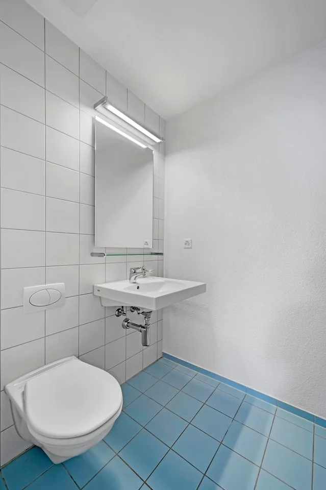 mit Geschirrspüler, 2 Badezimmer, gedecktem Balkon und vielem Mehr!