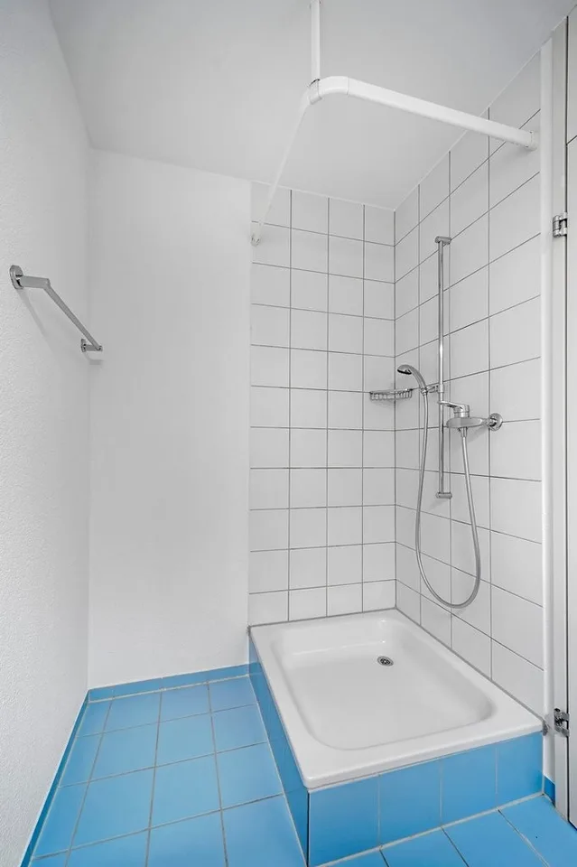 mit Geschirrspüler, 2 Badezimmer, gedecktem Balkon und vielem Mehr!