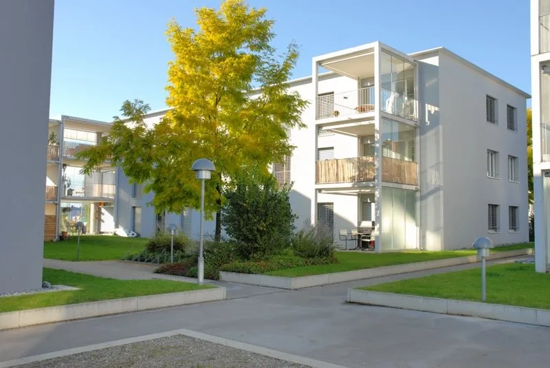 mit Geschirrspüler, 2 Badezimmer, gedecktem Balkon und vielem Mehr!
