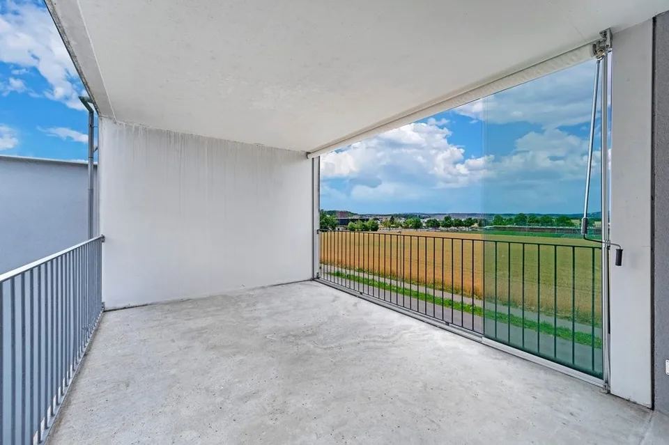 mit Geschirrspüler, 2 Badezimmer, gedecktem Balkon und vielem Mehr!