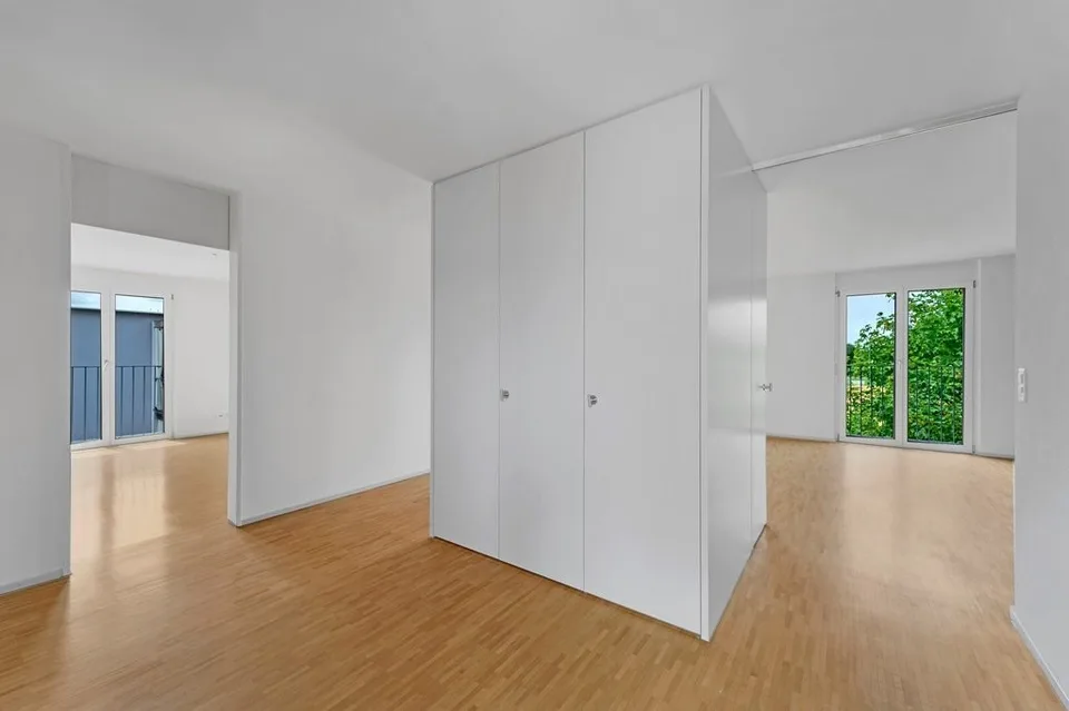 mit Geschirrspüler, 2 Badezimmer, gedecktem Balkon und vielem Mehr!
