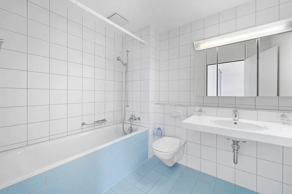 mit Geschirrspüler, 2 Badezimmer, gedecktem Balkon und vielem Mehr!