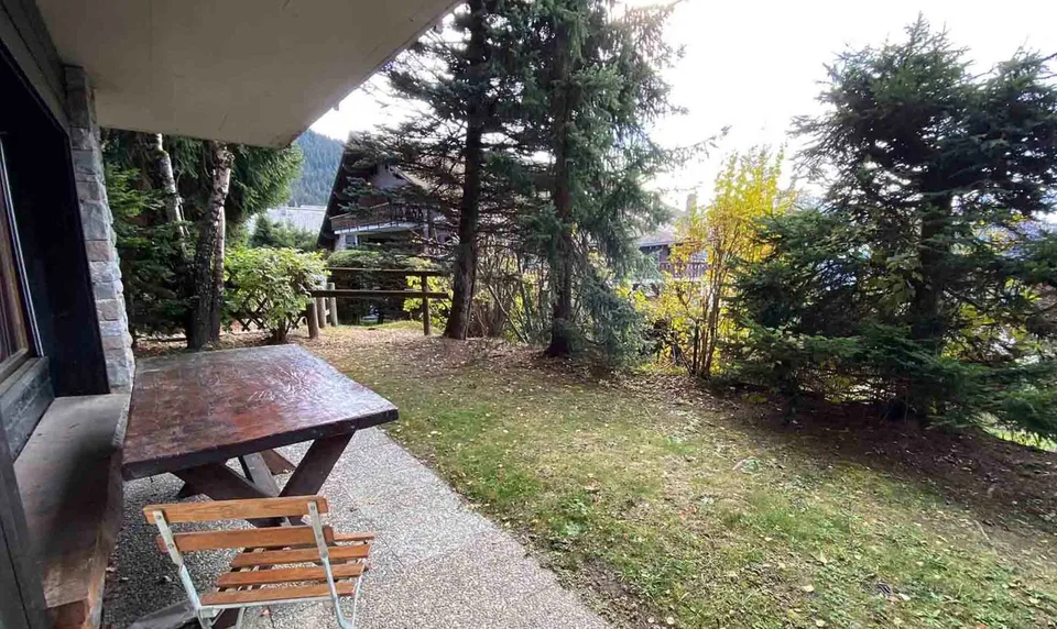 Charmant appartement de deux chambres donnant sur un jardin avec terrasse