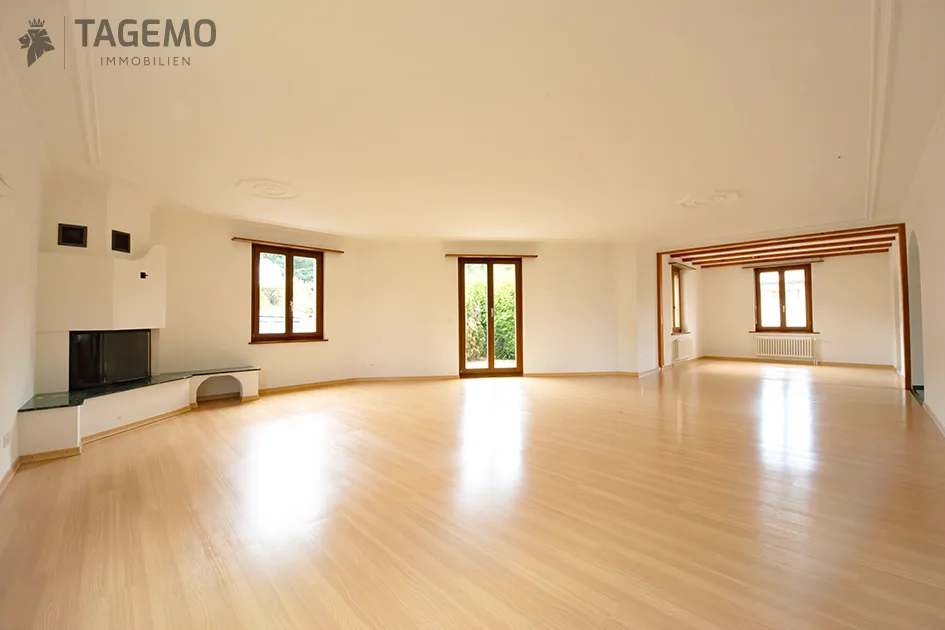 Une maison avec du caractère, étonnamment spacieuse pour la famille, les idées et l'avenir.