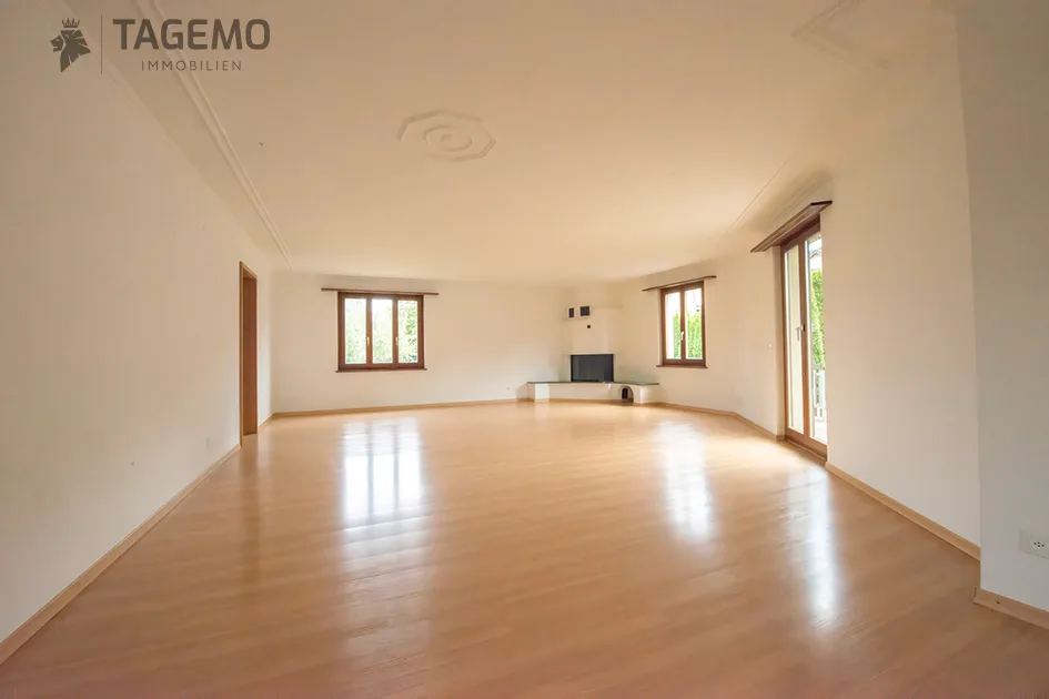 Une maison avec du caractère, étonnamment spacieuse pour la famille, les idées et l'avenir.