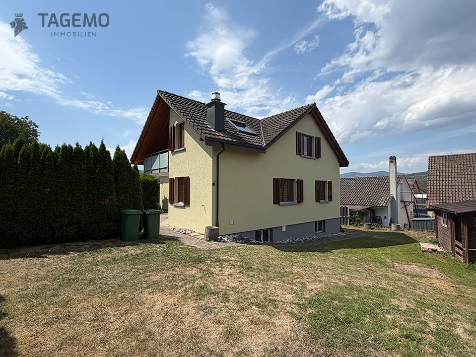 Une maison avec du caractère, étonnamment spacieuse pour la famille, les idées et l'avenir.