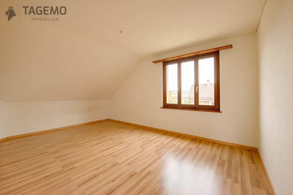 Une maison avec du caractère, étonnamment spacieuse pour la famille, les idées et l'avenir.
