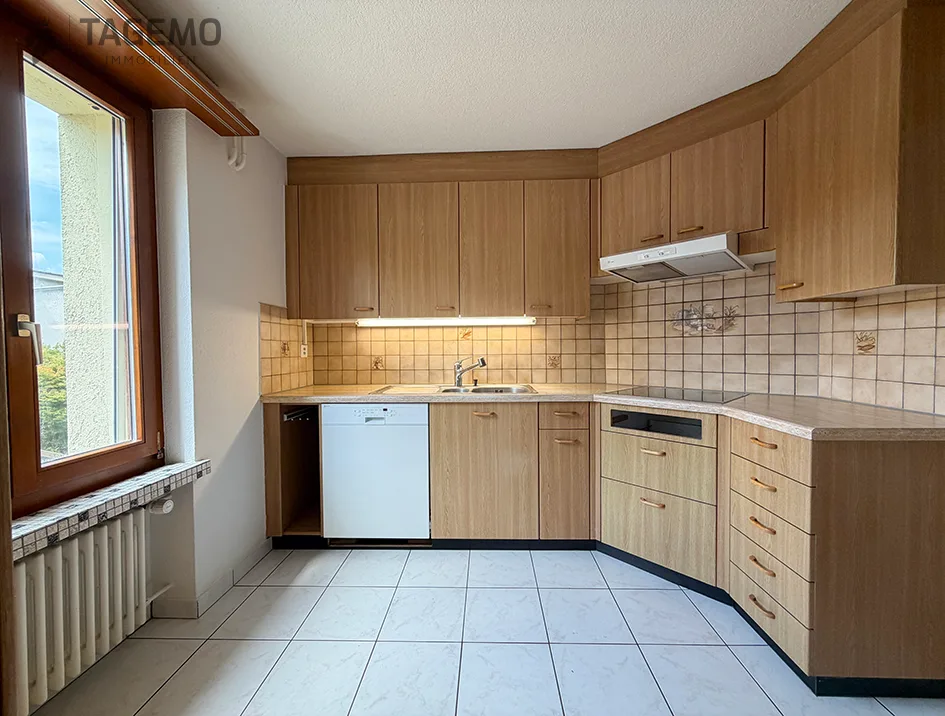 Une maison avec du caractère, étonnamment spacieuse pour la famille, les idées et l'avenir.