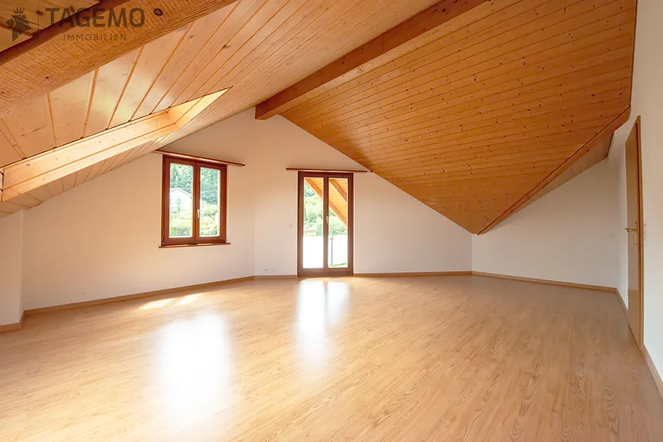 Une maison avec du caractère, étonnamment spacieuse pour la famille, les idées et l'avenir.
