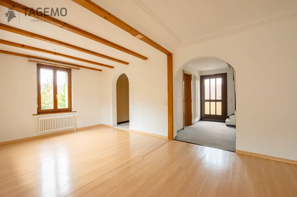 Une maison avec du caractère, étonnamment spacieuse pour la famille, les idées et l'avenir.