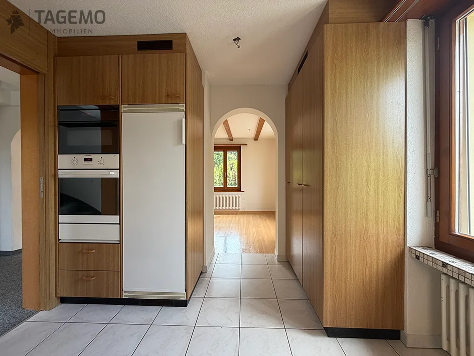 Une maison avec du caractère, étonnamment spacieuse pour la famille, les idées et l'avenir.