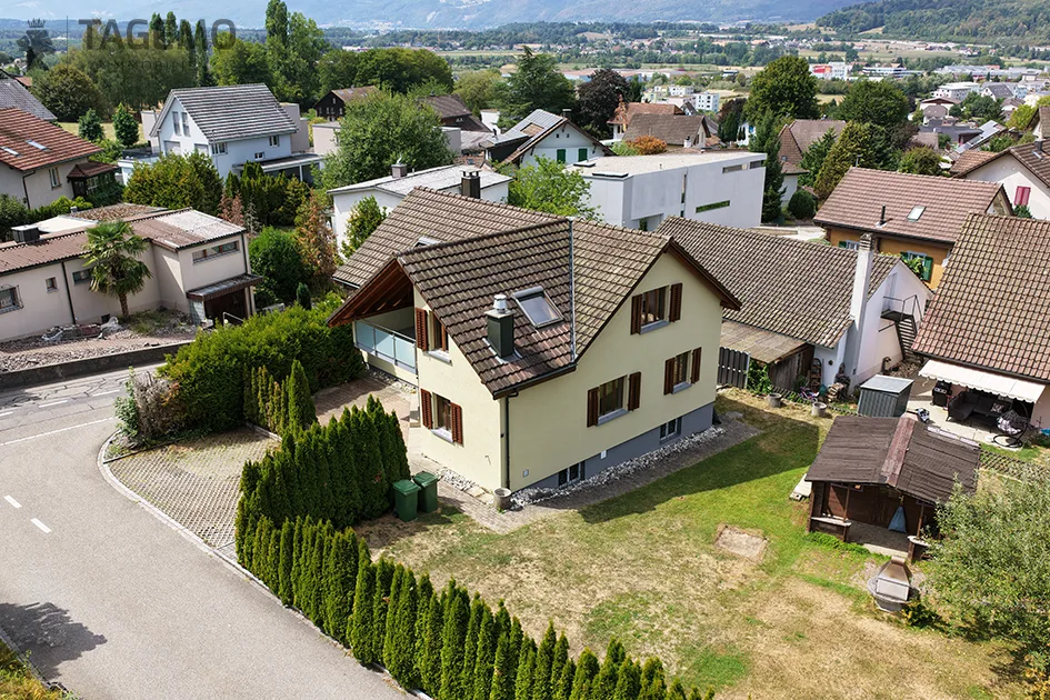 Une maison avec du caractère, étonnamment spacieuse pour la famille, les idées et l'avenir.