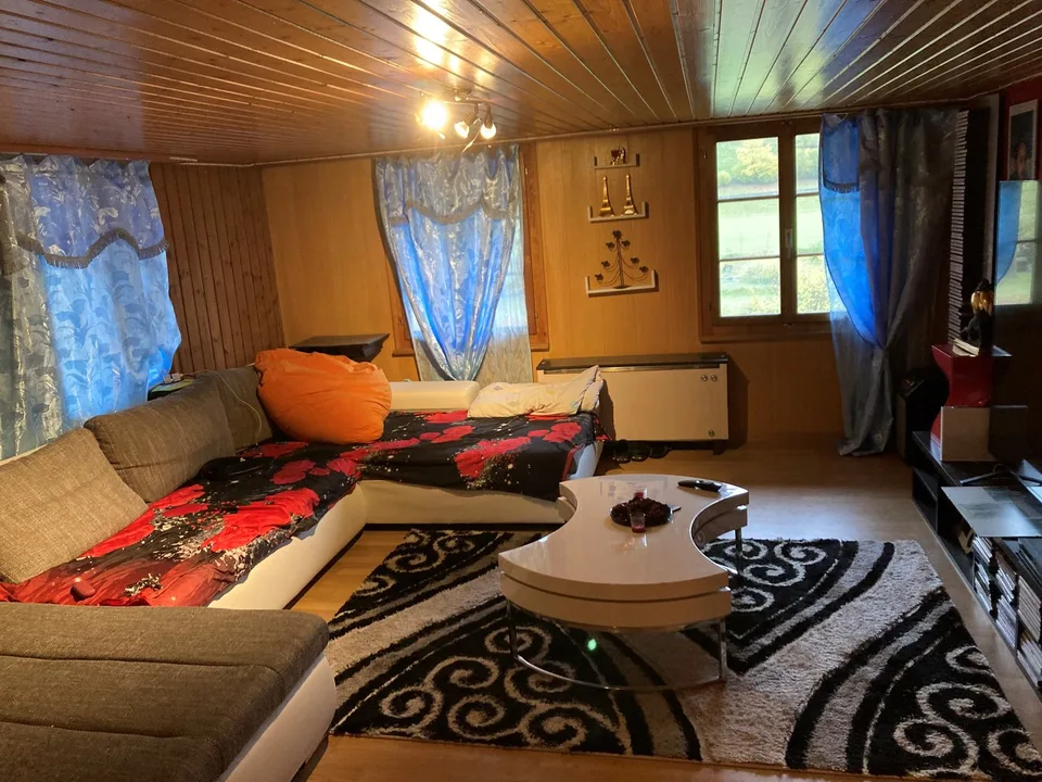 Grosszügige 3.5 Zimmerwohnung in saniertem Bauernhaus