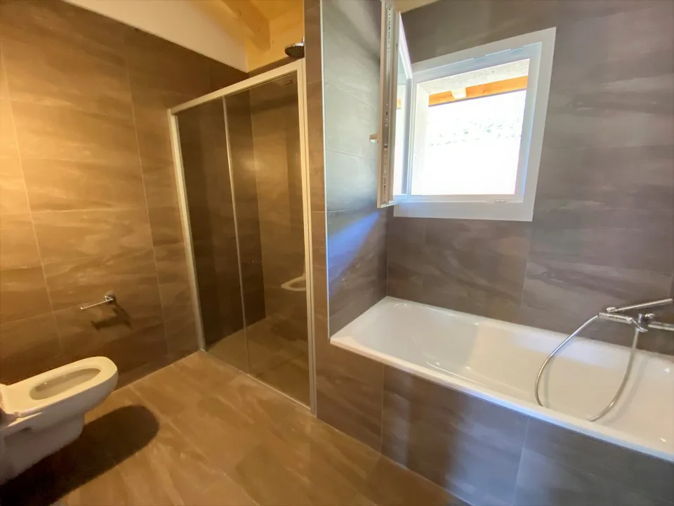 Champlan, Dachgeschosswohnung mit 4.5 Zimmern und 3 Außenparkplätzen