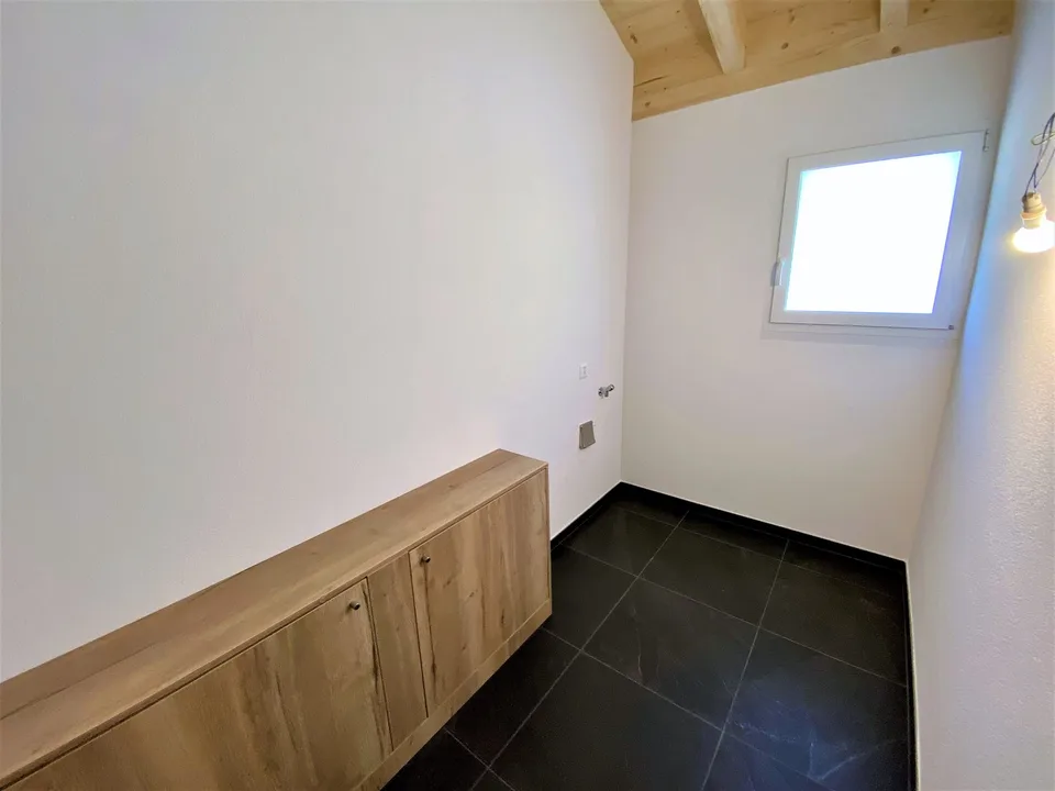 Champlan, Dachgeschosswohnung mit 4.5 Zimmern und 3 Außenparkplätzen