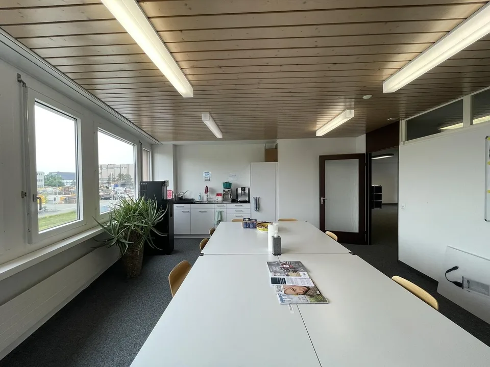Flexible office spaces for rent in a well-maintained office community
