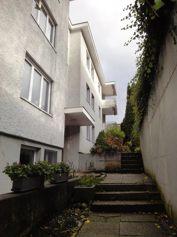 Helle 4.5-Zimmer-Wohnung mit Balkon und schöner Aussicht in Adliswil
