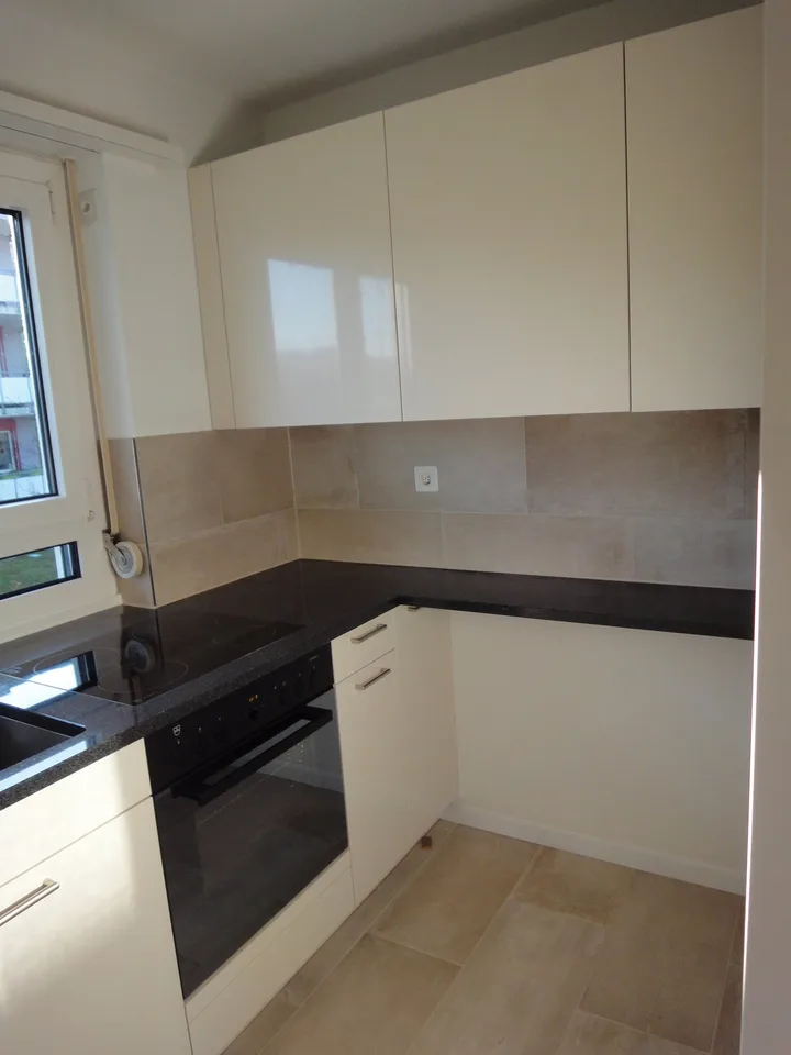 Helle 4.5-Zimmer-Wohnung mit Balkon und schöner Aussicht in Adliswil
