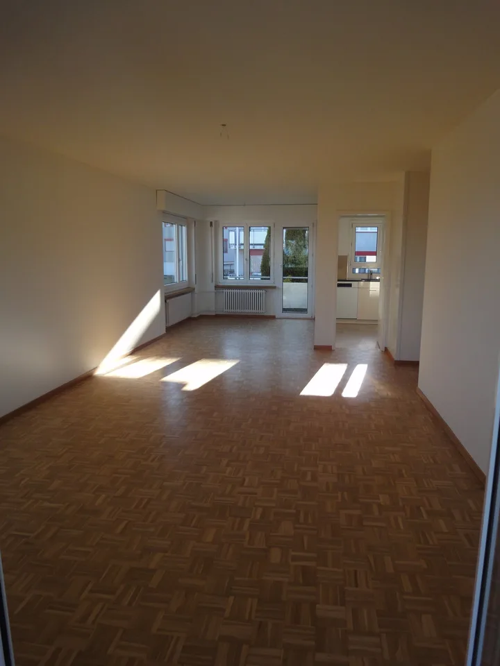 Helle 4.5-Zimmer-Wohnung mit Balkon und schöner Aussicht in Adliswil