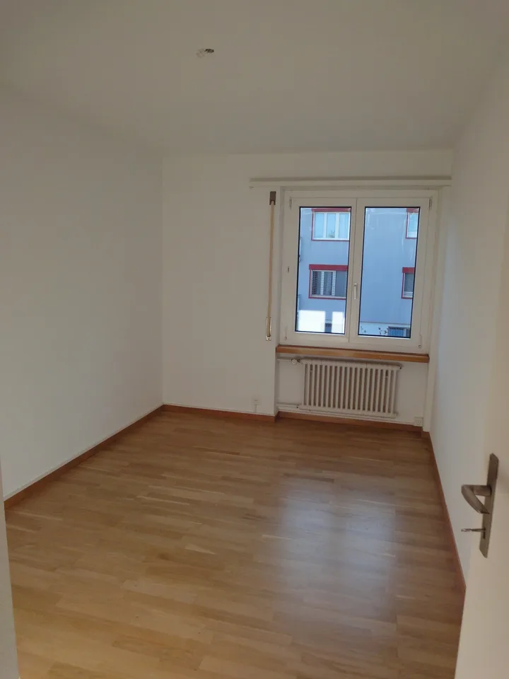 Helle 4.5-Zimmer-Wohnung mit Balkon und schöner Aussicht in Adliswil