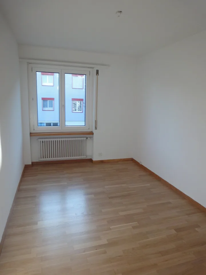 Helle 4.5-Zimmer-Wohnung mit Balkon und schöner Aussicht in Adliswil