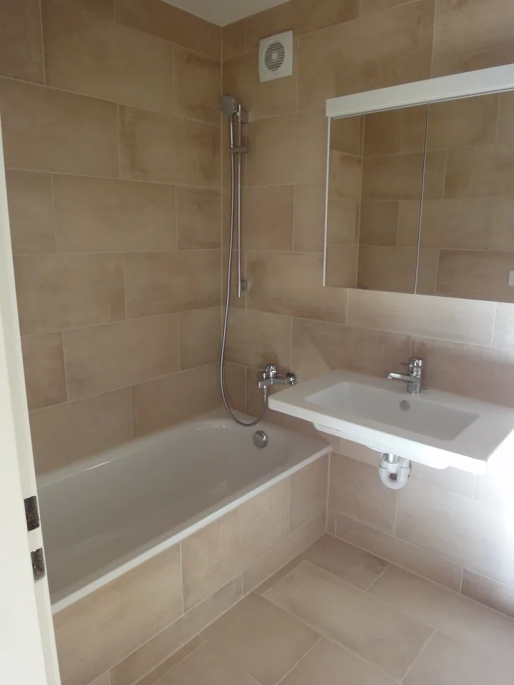 Helle 4.5-Zimmer-Wohnung mit Balkon und schöner Aussicht in Adliswil