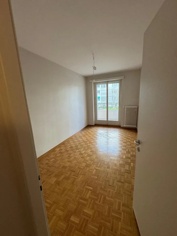 LARGE 4.5 ROOM APARTMENT IN A QUIET AREA IN FLORISSANT