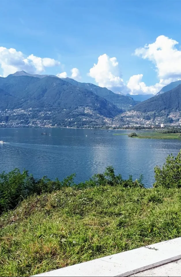 Bauland mit Panoramablick auf den Lago Maggiore und die Berge