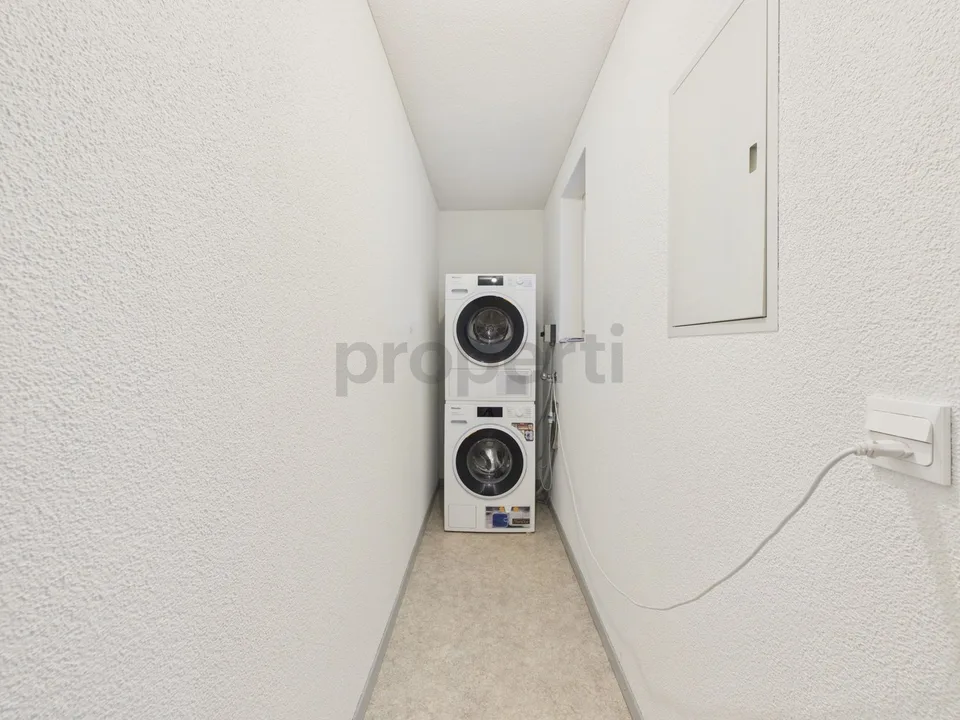 Zona residenziale tranquilla, ampia area di seduta in giardino e due posti auto sotterranei inclusi