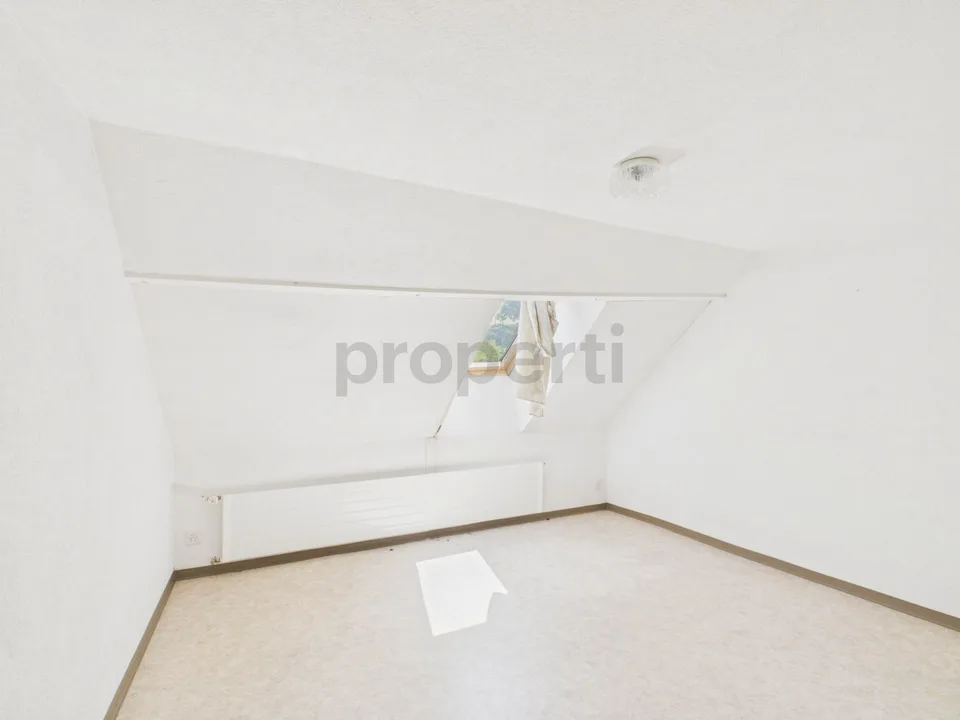Apartment building with two separate apartments (4.5 & 3.5 rooms) in a quiet location with great potential