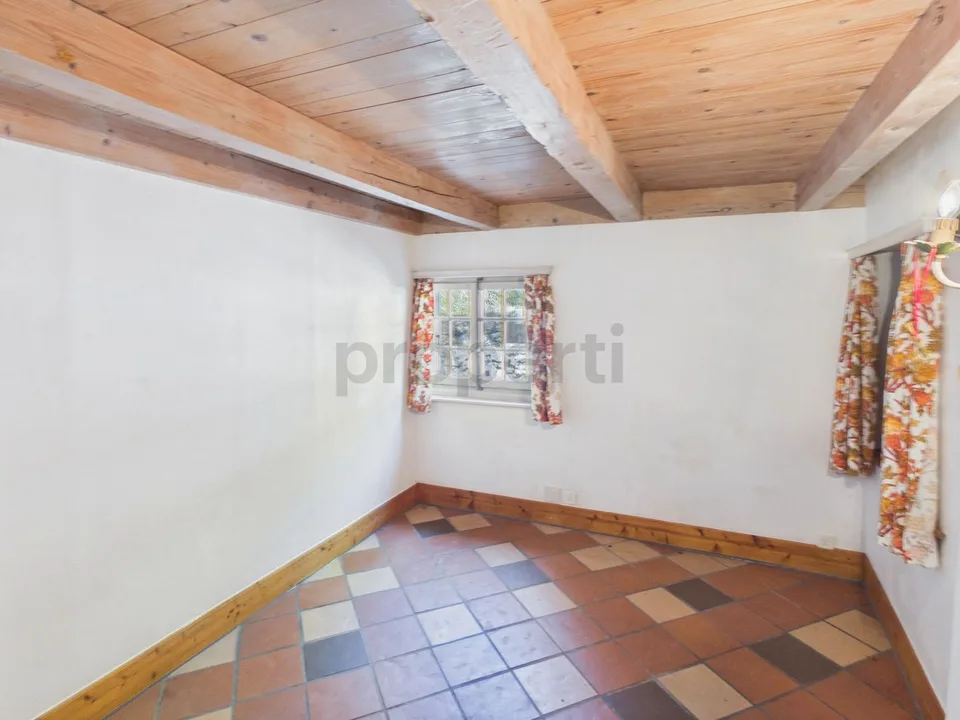 Einfamilienhaus mit 3 Wohnungen (2x 3.5 Zimmer und 1x 2.5 Zimmer) in absoluter Ruhe