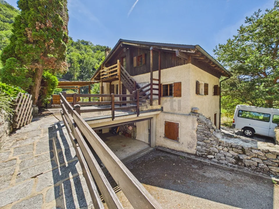 Maison villageoise de 3 appartements (2x 3.5 pces et 1x 2.5 pces) au calme absolu