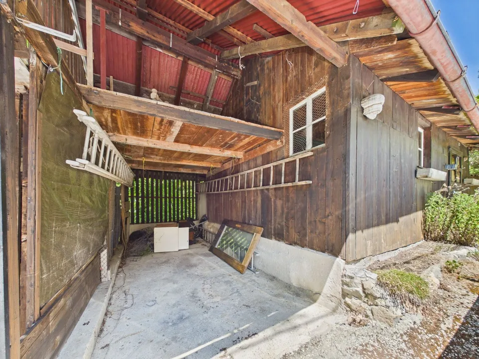 Einfamilienhaus mit 3 Wohnungen (2x 3.5 Zimmer und 1x 2.5 Zimmer) in absoluter Ruhe