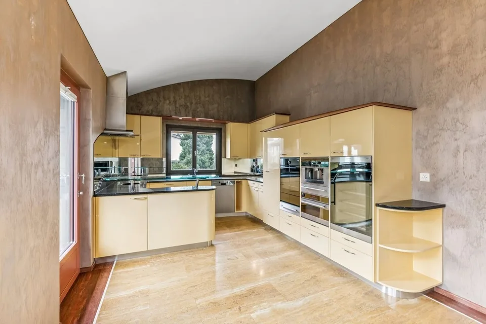 Harmony, space and nature! A unique villa in St-Blaise with a lake view