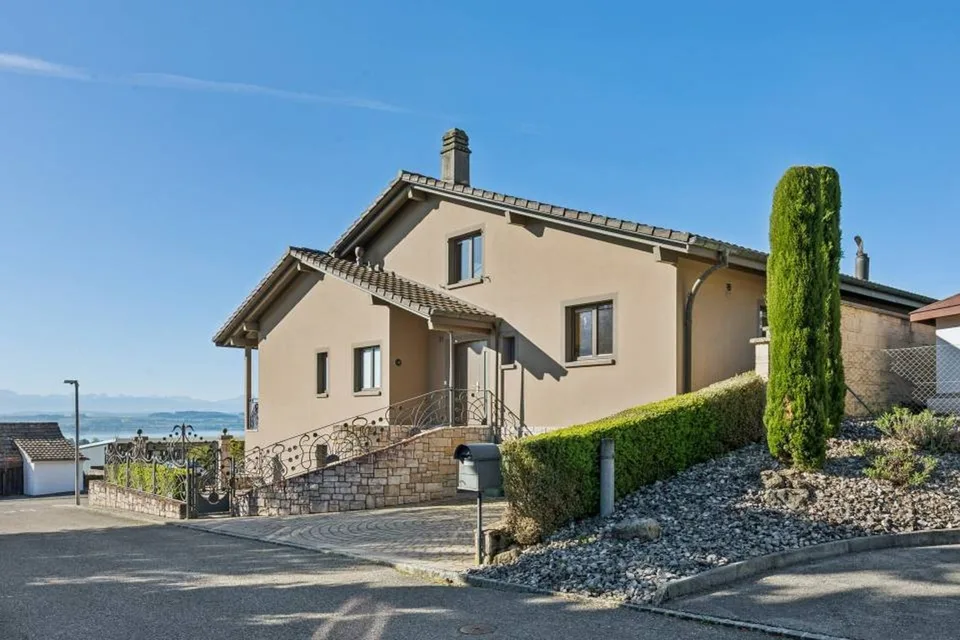 Harmonie, espace et nature ! Une villa unique à St-Blaise avec vue lac