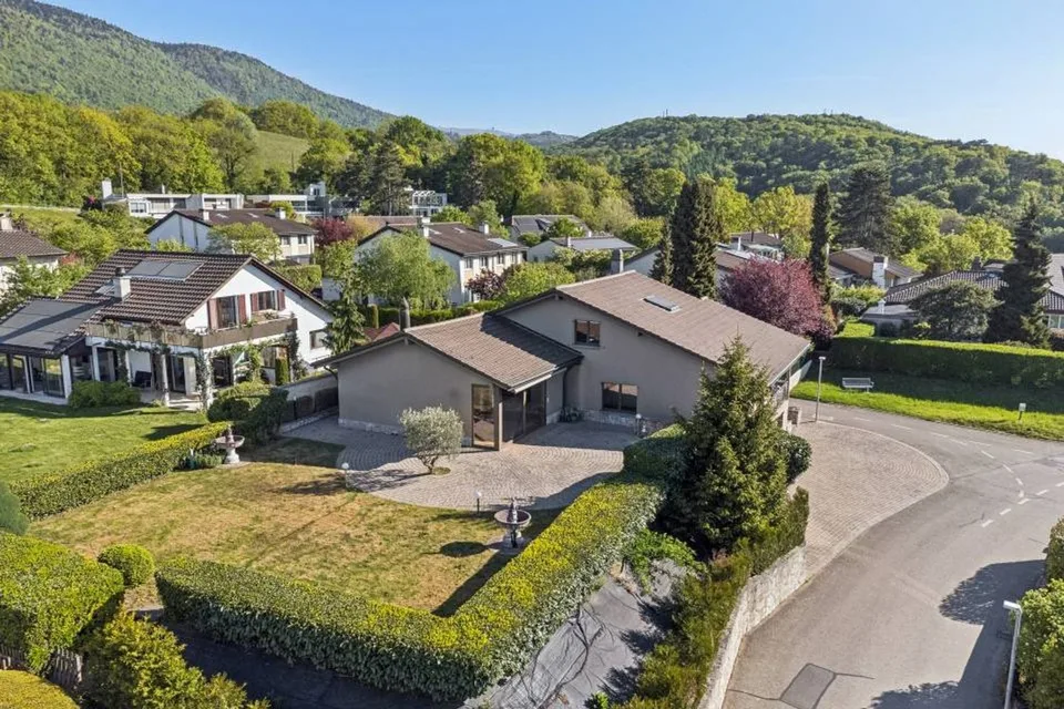 Harmony, space and nature! A unique villa in St-Blaise with a lake view