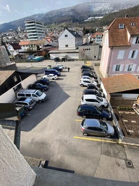 Idealer Parkplatz, nur 150 m vom Migros-Einkaufszentrum entfernt