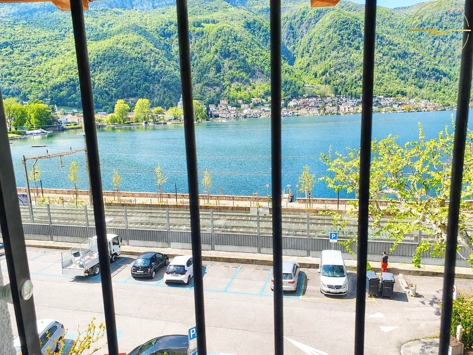 Faszinierendes Dachgeschoss mit 2.5 Zimmern und Seeblick in Capolago