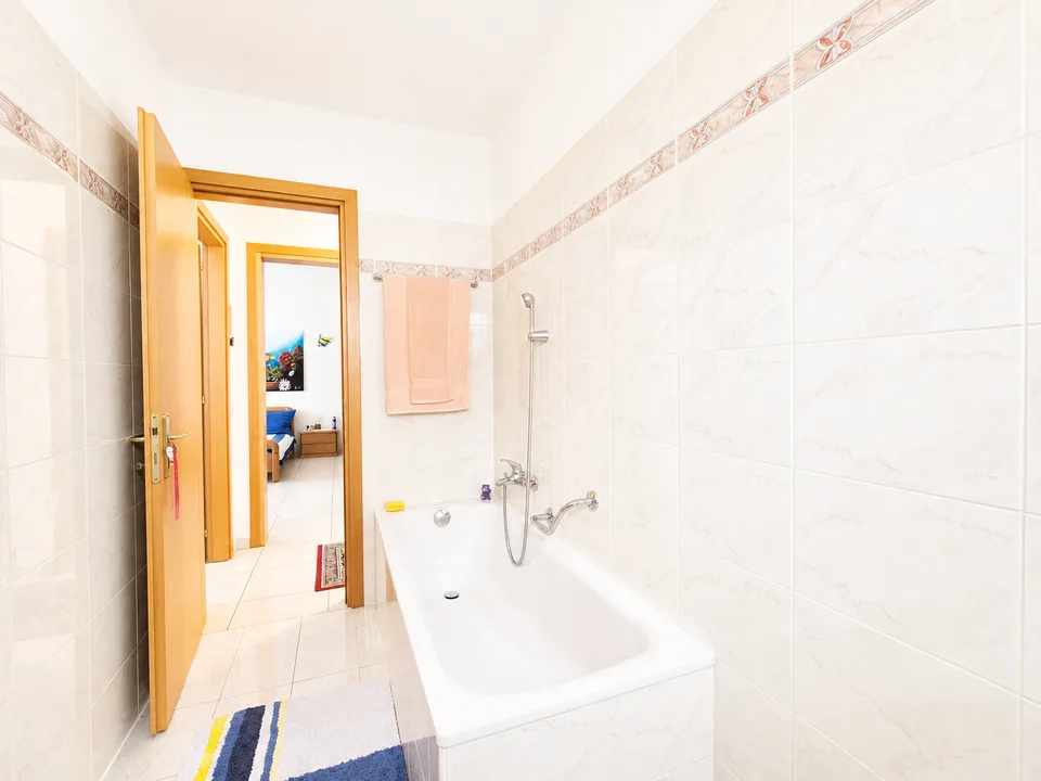 BRIGHT 5.5-ROOM CORNER HOUSE IN THE GREEN