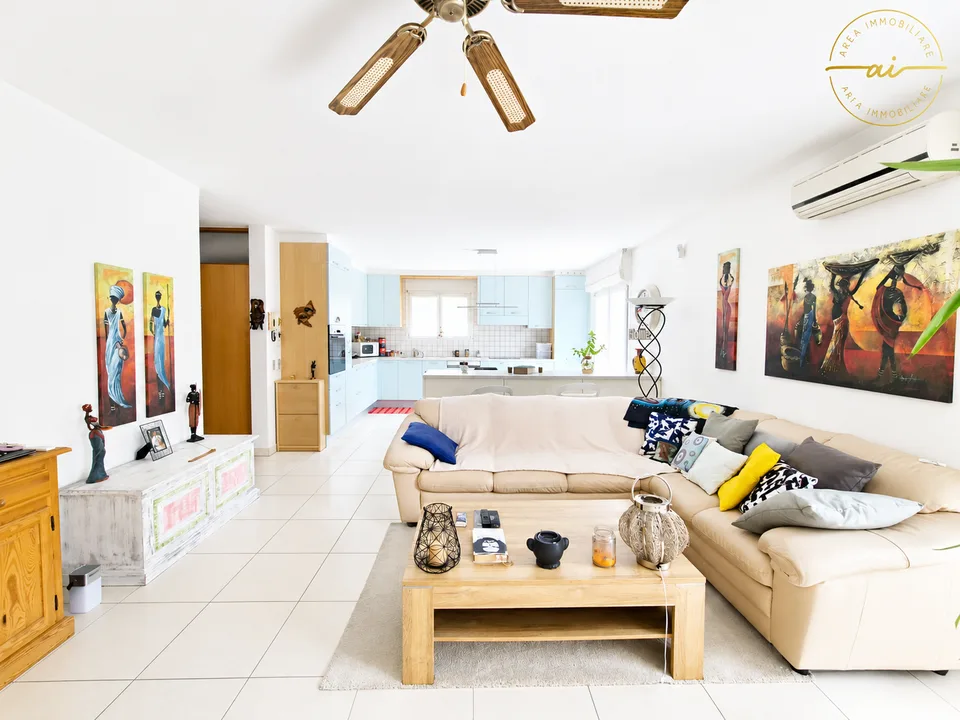 BRIGHT 5.5-ROOM CORNER HOUSE IN THE GREEN