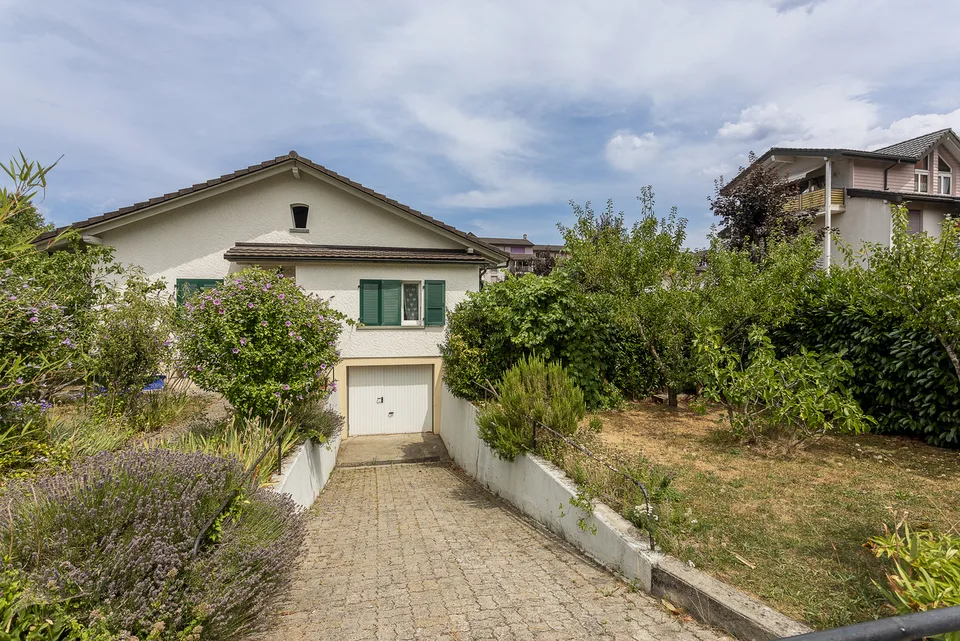Einfamilienhaus mit Garage und Autoverdeck