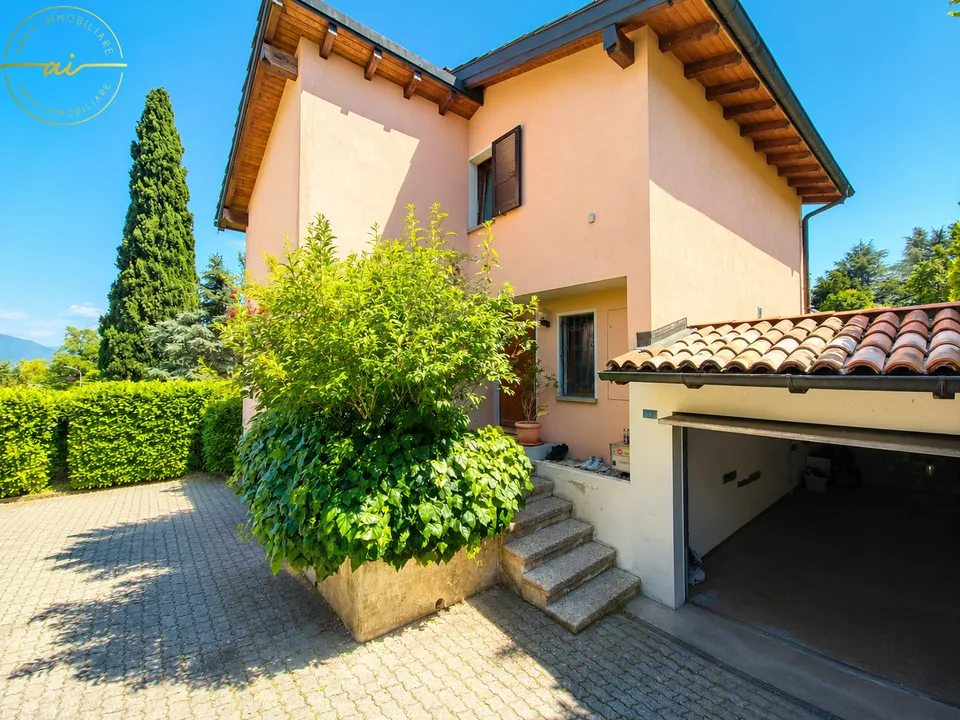 Detached house with garden in the middle of nature