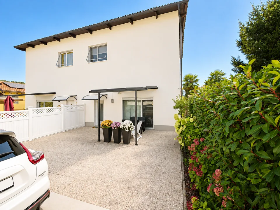 Duplex accueillant de 4,5 pièces avec grand espace extérieur privé à Magliaso