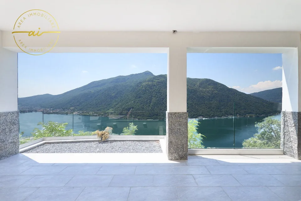 ELEGANTE VILLA INDIPENDENTE CON VISTA LAGO A ROVIO