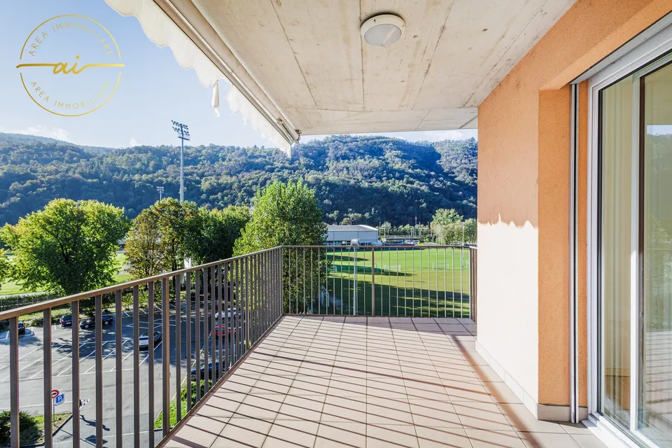 Helles Dachgeschoß mit 5 Zimmern und großer Terrasse in Chiasso