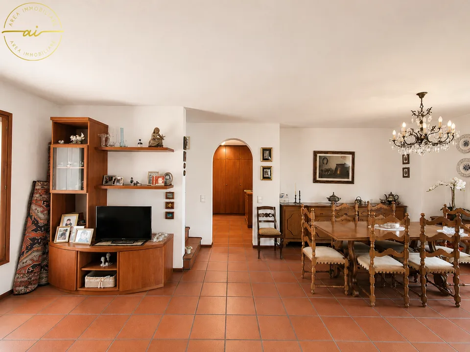 Maison unifamiliale accueillante et bien entretenue avec jardin