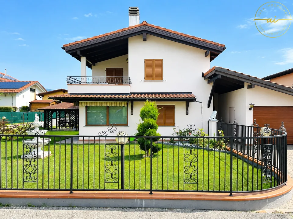 Spacious 5.5-room house with garden in green area in Stabio