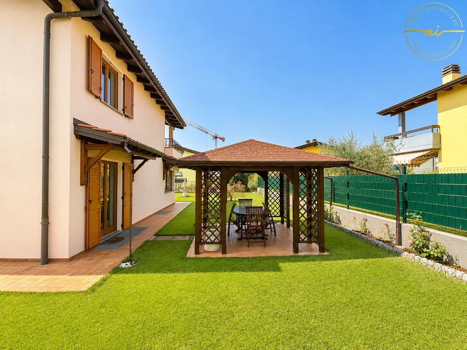 Spacious 5.5-room house with garden in green area in Stabio